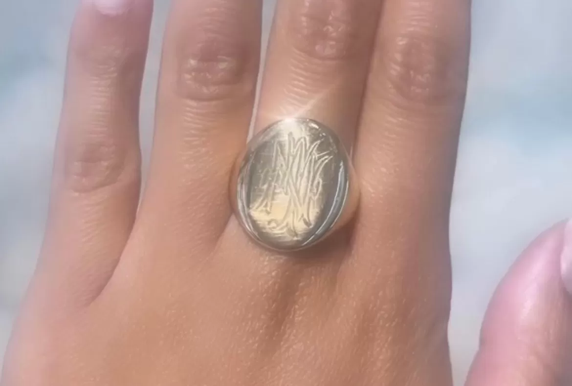 Large heavy antique signet ring from 1910