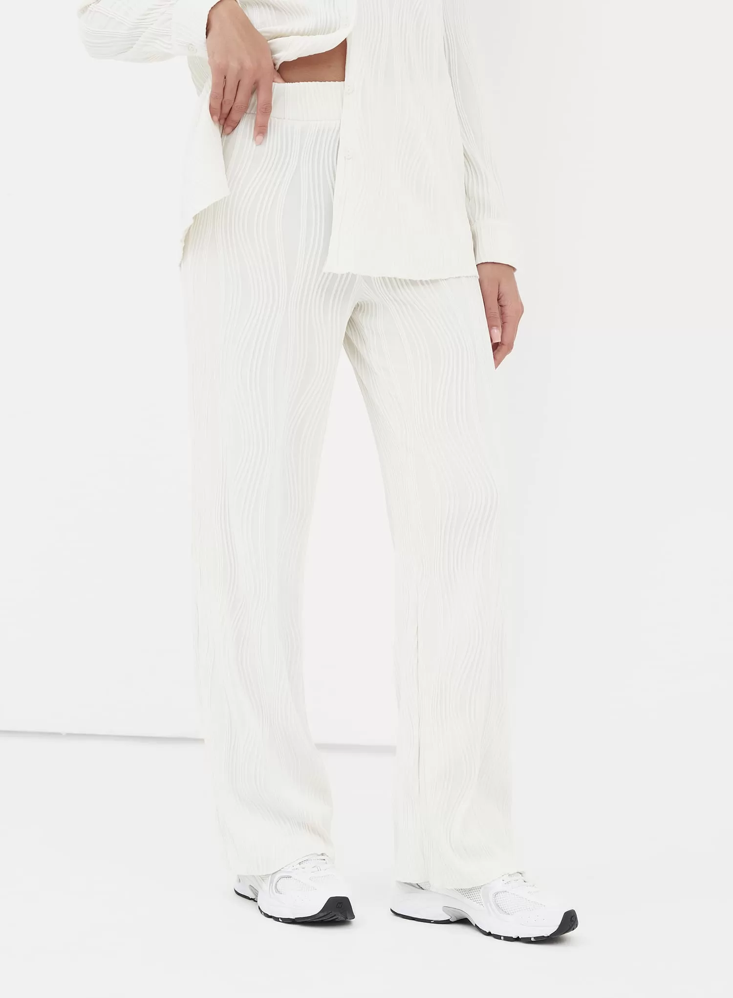 Off White Relaxed Plisse Trouser - Tela